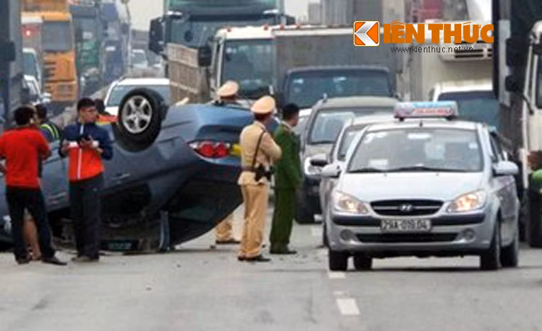 Trong chiếc Honda Civic chỉ có ột người là tài xế khoảng 40 tuổi, bị xây xước nhẹ. Người này tự chui ra khỏi chiếc xe gây tai nạn, rồi thuê xe ôm đi khỏi hiện trường.