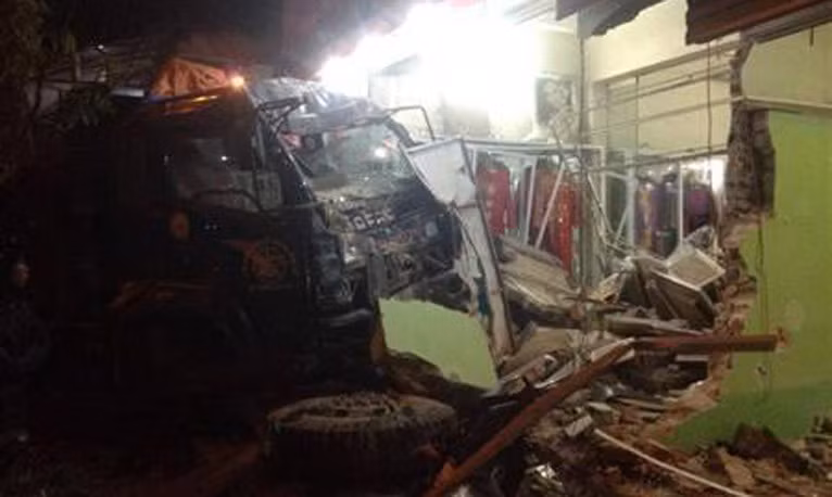 "Xe điên" đâm sập 1 phần nhà dân.