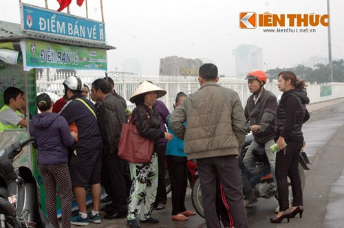 Mỗi khi có 2-3 người đến quầy mua vé là có 5-7 cánh "phe vé" chạy lại bủa vây chào mời khách.