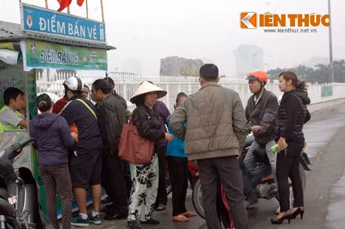 Mỗi khi có 2-3 người đến quầy mua vé là có 5-7 cánh "phe vé" chạy lại bủa vây chào mời khách.