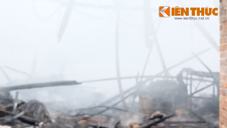 Đám cháy xảy ra vào khoảng 15h30 trong khuôn viên Trung tâm khí tượng thủy văn Quốc gia ở số 62/23, đường Nguyễn Chí Thanh, Hà Nội.