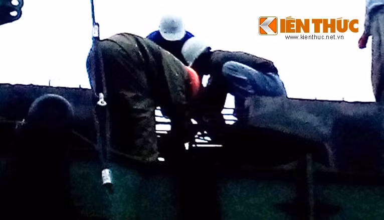 Nhóm công nhân đang khẩn trương làm việc như chưa có lệnh tạm đình chỉ.