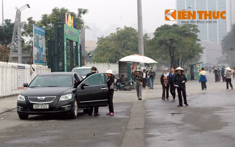 Người đàn ông trên vừa mở cửa xe bước xuống thì đã có dân "phe vé" chạy ngay tới chào mời.