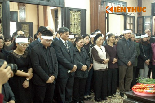 Ánh mắt người thân, bạn bè hướng về di ảnh với niềm tiếc thương vô hạn.