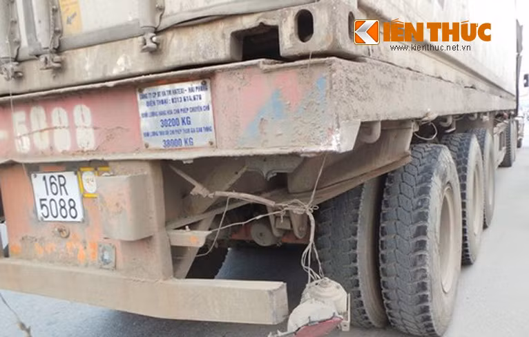 Những người chứng kiến cho biết, chiếc ô tô Honda Civic chạy tốc độ cao đã đâm thẳng vào đuôi xe container đi cùng chiều, rồi lật ngửa lên trời.