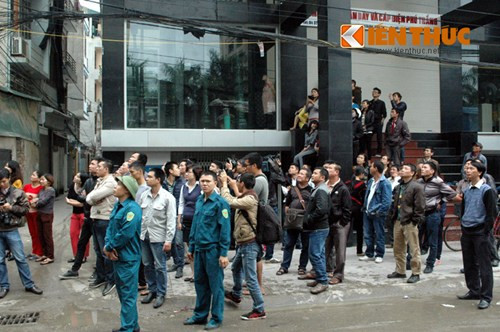 Rất nhiều người dân đứng chờ thông tin về vụ cháy.