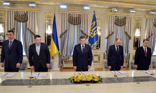 Các phe ở Ukraine đạt được thỏa thuận chấm dứt khủng hoảng. Từ trái qua phải là thủ lĩnh Vitalii Klitschko của Đảng Udar, thủ lĩnh Oleh Tyagnybok của Đảng Svoboda, Tổng thống Viktor Yanukovych và thủ lĩnh Arseniy Yatsenyuk của Đảng Batkivcshchyna. Ảnh AFP.