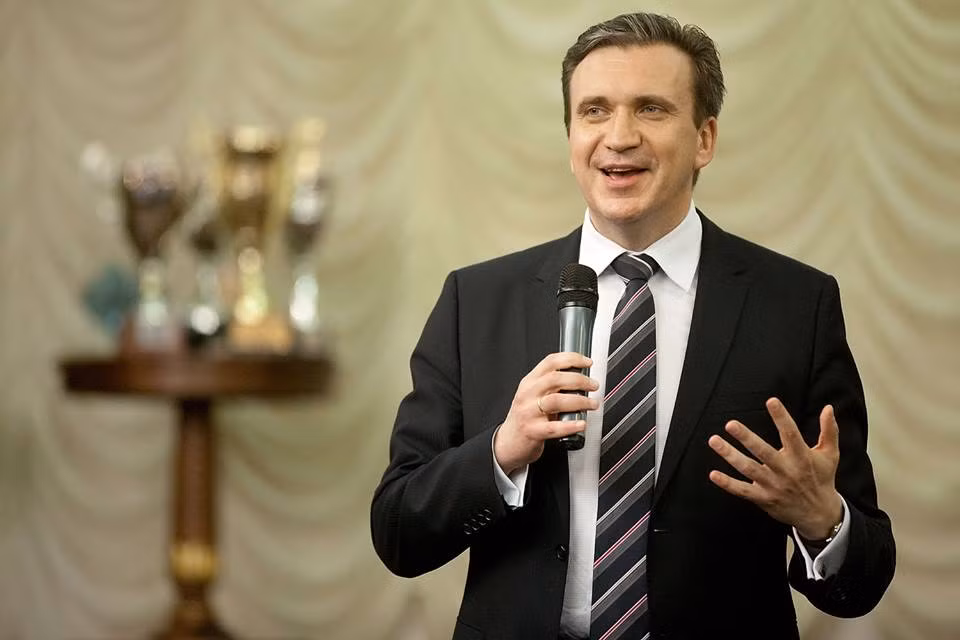 5. Bộ trưởng Kinh tế Pavlo Sheremeta: Ông Sheremeta được cho là người phải gánh công việc quan trọng nhất trong chính phủ mới khi phải tìm cách vực dậy nền kinh tế vốn đã rơi xuống đáy vực thẳm của Ukraine. Ông không có kinh nghiệm chính trị nhưng có nền tảng học vấn hoàn hảo. Ông được hưởng nền giáo dục ở Mỹ và là người sáng lập trường kinh tế tại Học viện Mohyla Kiev và hiện là Hiệu trưởng Trường Kinh tế Kiev.