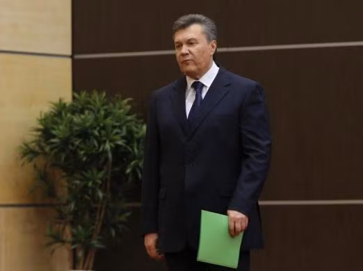 Cựu Tổng thống Yanukovych tới cuộc họp báo với gương mặt buồn bã...