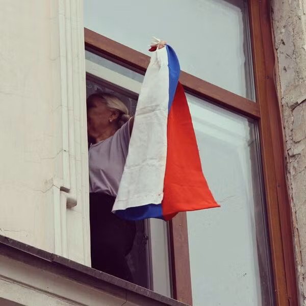 Một cụ bà ở Crimea treo cờ Nga ngoài cửa sổ.