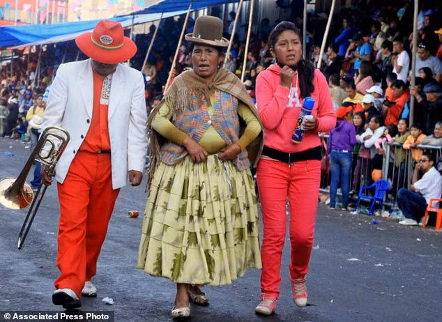 Lễ hội đường phố sôi động không ngờ cuối cùng lại bị bao trùm trong không khí tang thương, chết chóc.