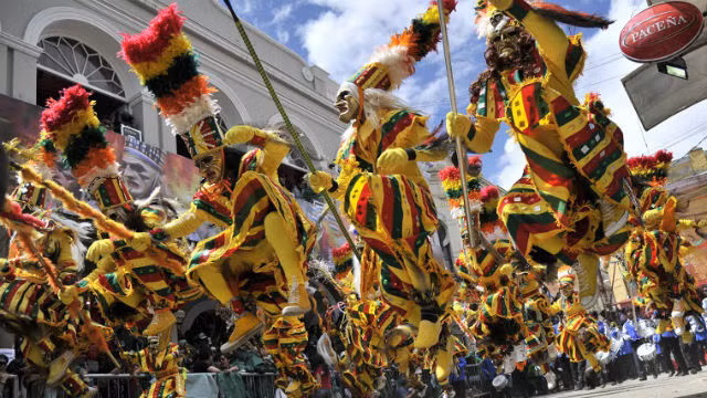 Lễ hội đường phố (Carnival) được tổ chức hằng năm ở Bolivia và được UNESCO công nhận là di sản văn hóa phi vật thể. Năm nay, lễ hội thu hút ít nhất 35.000 vũ công và 6.000 nhạc công tham gia.