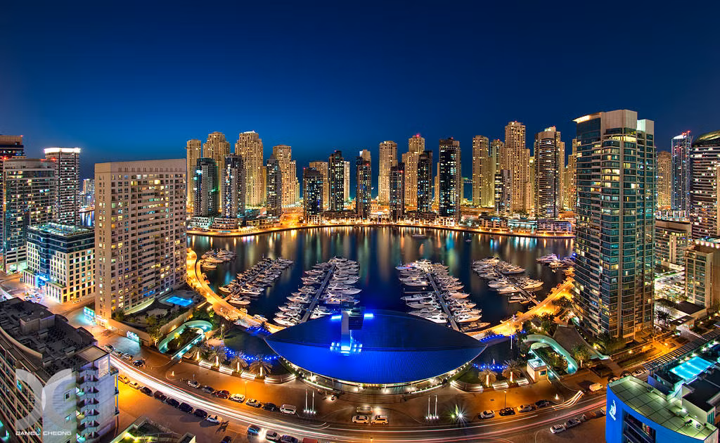 Với những tòa nhà chọc trời cao nhất thế giới, những trung tâm mua sắm hiện đại và hoành tráng hiếm có nơi nào bì kịp, Dubai xứng đáng được mệnh danh là "giấc mộng phương Đông".