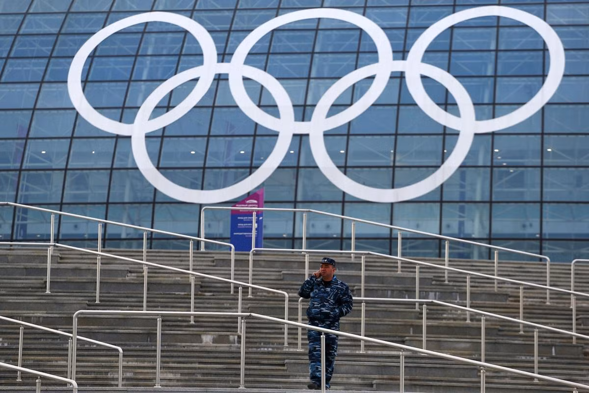 Một nhân viên an ninh tại Nhà thi đấu Bolshoy Ice Dome ở Adle.