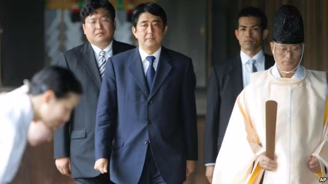 Thủ tướng Nhật Shinzo Abe tới thăm đền chiến tranh Yasukuni bất chấp dư luận, khiến 2 đồng minh trong tam giác sắt phẫn nộ.