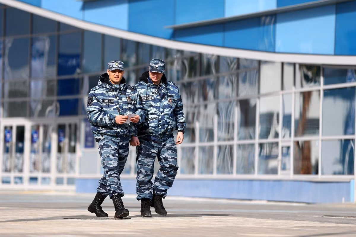 Hai nhân viên an ninh tuần tra dọc công viên Olympic.