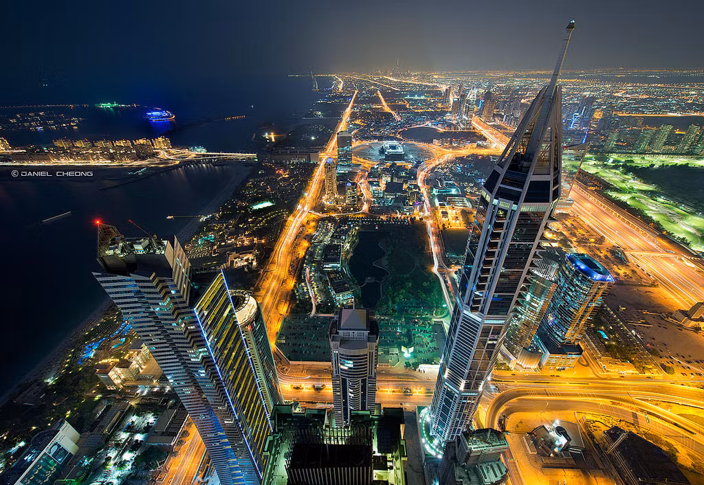 Thành phố vàng rực nhìn từ tầng 101 của một tòa nhà chọc trời.