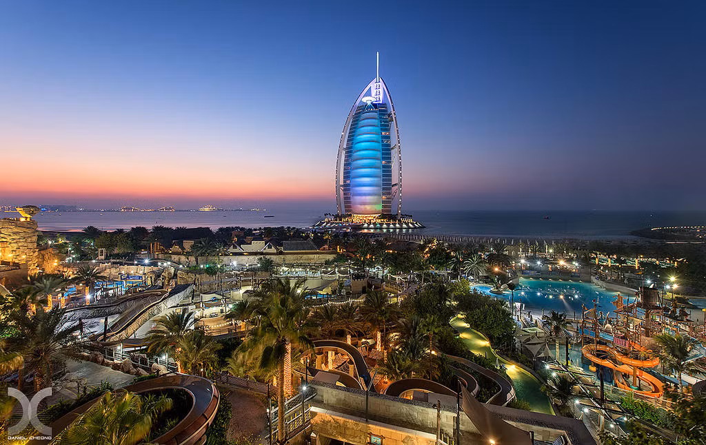Khách sạn 7 sao siêu sang Burj al-Arab và công viên nước Wild Wadi tuyệt đẹp nhìn từ trên cao.