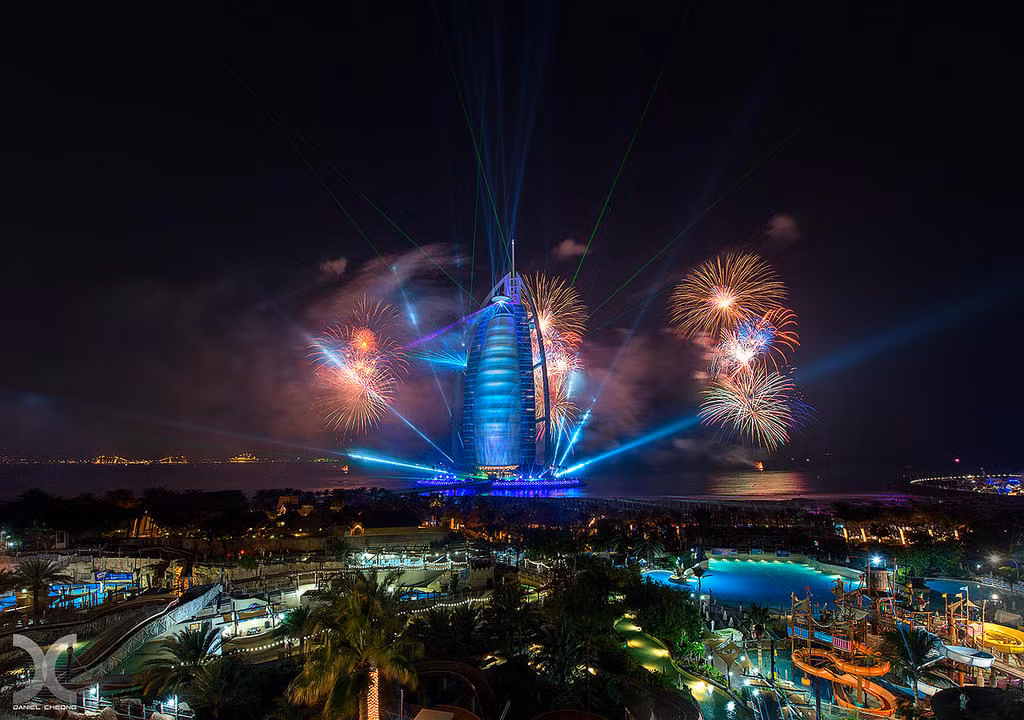 Khách sạn 7 sao siêu sang Burj Al Arab rực rỡ, lung linh trong những chùm pháo hoa khổng lồ, tuyệt đẹp.