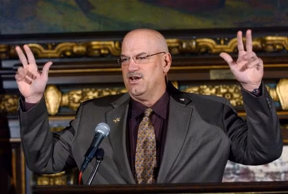 Đô vật chuyên nghiệp Jesse Ventura được bầu làm Thống đốc Minnesota vào năm 1999.