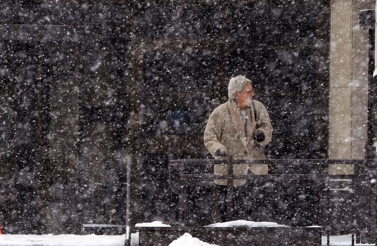Một cụ già đứng lẻ loi trong cơn bão tuyết ở thành phố Saint Joseph, Missouri.