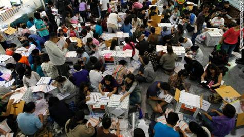 Quan chức bầu cử Thái Lan chuẩn bị cho công tác bầu cử tại một văn phòng quận ở Bangkok hôm 2/1.