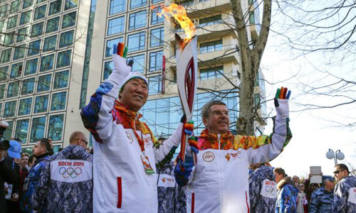 Tổng Thư ký Liên Hiệp Quốc Ban Ki-moon và Chủ tịch Ủy ban Thế vận hội quốc tế Thomas Bach tham gia rước đuốc hôm qua.
