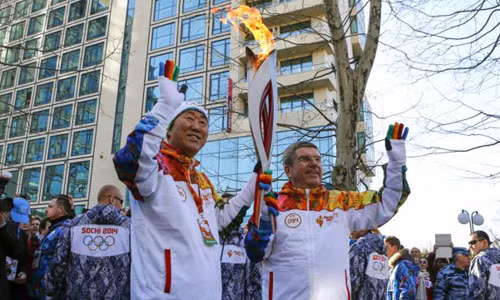 Tổng Thư ký Liên Hiệp Quốc Ban Ki-moon và Chủ tịch Ủy ban Thế vận hội quốc tế Thomas Bach tham gia rước đuốc hôm qua.