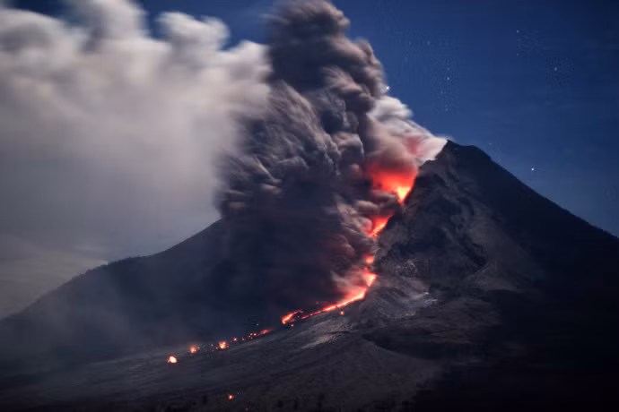 Núi lửa Sinabung phun trào dữ dội hôm qua 1/2.