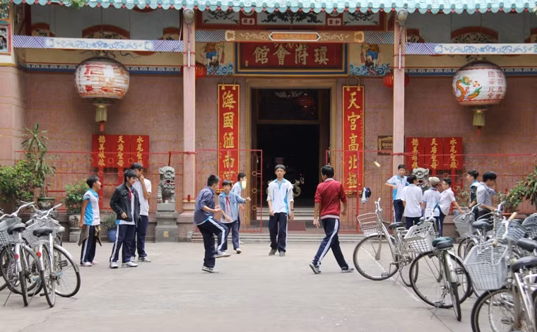 Học sinh gốc Việt lẫn Hoa học tập, vui chơi hòa thuận.