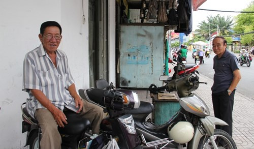 Bác Lý Chung Toàn (người ngồi, gốc Quảng Đông, Trung Quốc) chia sẻ: "Gia đình tôi đến Sài Gòn hơn 40 năm nay. Đất nước, con người Việt Nam được gia đình và nhiều đồng hương của tôi xem là quê hương thứ 2. Các con của tôi giờ đã lớn khôn, đang ra sức làm việc, góp phần xây dựng TP HCM ngày càng giàu đẹp".