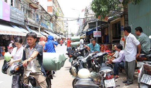 Tại khu Chợ Lớn từ bao đời nay, người Việt và người Hoa cùng làm ăn, chung sống, giúp đỡ lẫn nhau khi hoạn nạn. "Người dân 2 đất nước Việt - Trung muôn đời là bạn, cùng chung tay xây dựng cuộc sống, đất nước. Chúng tôi mong chính phủ 2 nước cùng giải quyết vấn đề Biển Đông trong hòa bình, hiểu biết lẫn nhau. Mong Trung Quốc hãy đưa giàn khoan khỏi vùng biển thuộc chủ quyền của Nhân dân Việt Nam", nhiều tiểu thương người Việt, người Hoa ở thương xá Đồng Khánh (Chợ Lớn) cùng chia sẻ.