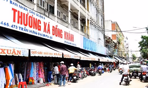 Các ngôi chợ Đồng Khánh, Kim Biên, An Đông...với phần đông người Hoa kinh doanh, buôn bán là những địa chỉ nổi tiếng trên cả nước.