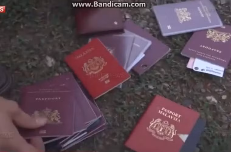 Theo giả thuyết này thì hộ chiếu của nạn nhân là hộ chiếu gốc và đã được cài vào thi thể người chết.