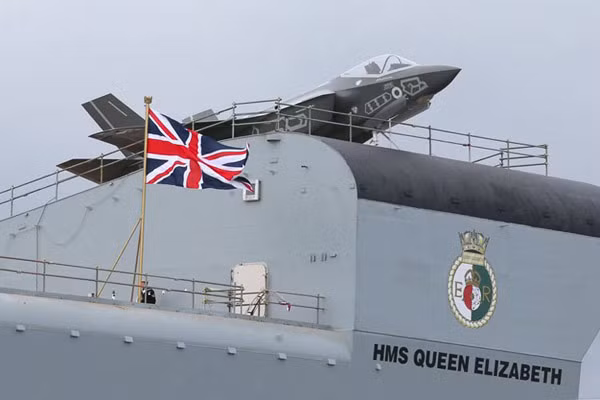 Mô hình biến thể cất cánh ngắn hạ cánh thẳng đứng F-35B trên boong phóng tàu Elizabeth.