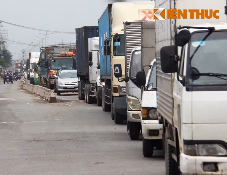 Hàng trăm phương tiện xếp hàng dài nhiều cây số.