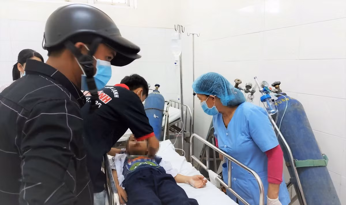 Hang loat hoc sinh di cap cuu sau khi choi slam-Hinh-2