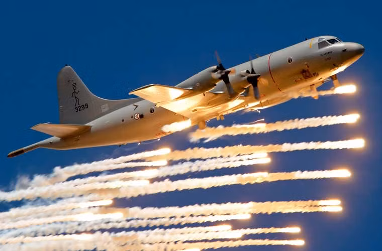 Cuối cùng, một trong những đáng nhớ nhất năm 2014 liên quan tới quốc phòng Việt Nam là việc Mỹ chính thức dỡ bỏ một phần lệnh cấm vận vũ khí áp đặt trong gần 4 thập kỷ qua với Việt Nam. Việc dỡ bỏ này cho phép Việt Nam có thể trang bị các thiết bị an ninh hàng hải tiên tiến của Mỹ trong tương lai. Hi vọng rằng trong năm 2015, chúng ta sẽ có tin vui nếu Mỹ đồng ý bán các máy bay tuần thám biển P-3 Orion.