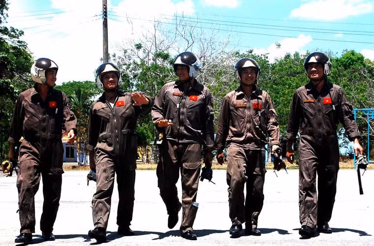 Năm 2014, chính phủ Ấn Độ nhất trí cho phép không quân nước này đào tạo các phi công Không quân Nhân dân Việt Nam vận hành máy bay chiến đấu đa năng Su-30MK2. Ấn Độ đã có thời gian dài khai thác sử dụng các máy bay Su-30, vì vậy dĩ nhiên đã có nhiều kinh nghiệm trong sử dụng.