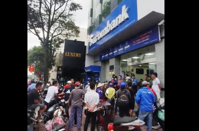 Sa thai truong va 2 pho phong giao dich ngan hang vi vo no