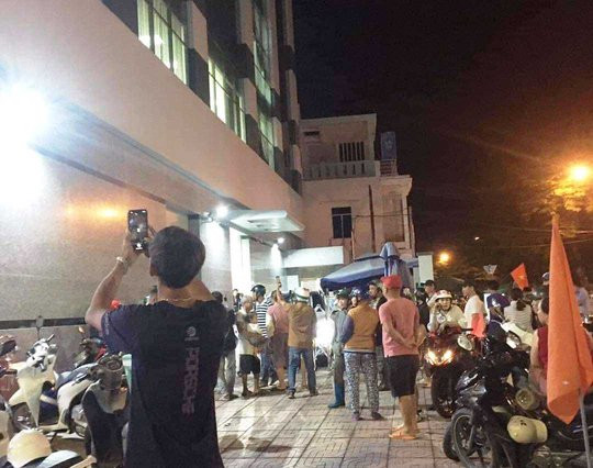 Sa thai truong va 2 pho phong giao dich ngan hang vi vo no-Hinh-2