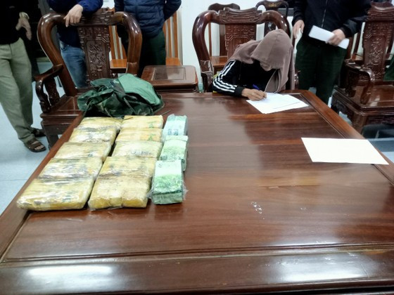 Bat giu doi nam nu van chuyen 60.000 vien ma tuy-Hinh-2