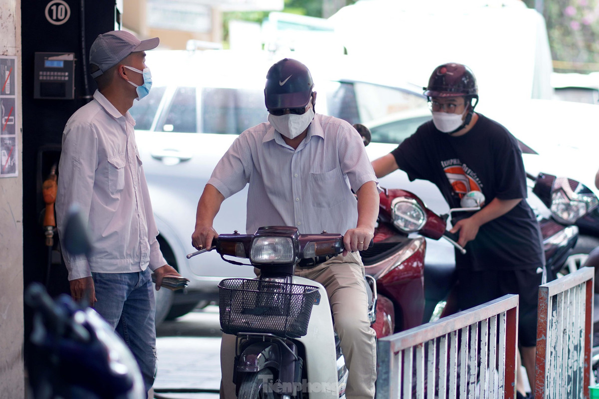 Het canh xep hang, nguoi Ha Noi chi mat 3 phut do day xang-Hinh-3