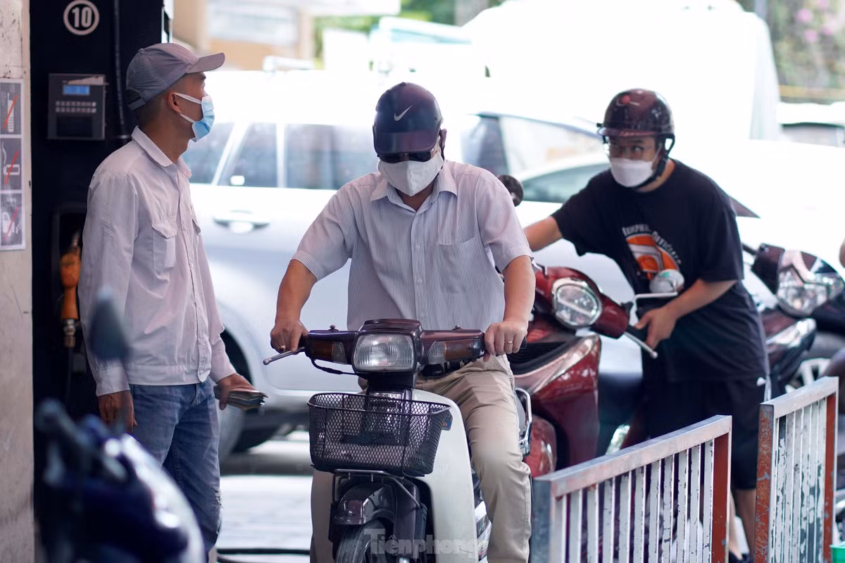 Het canh xep hang, nguoi Ha Noi chi mat 3 phut do day xang-Hinh-3