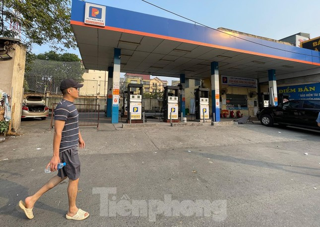 Ghi nhận của phóng viên trong ngày hôm nay, nhiều cây xăng treo biển, dán thông báo hết xăng và vắng người bán hàng, tình trạng này diễn ra chủ yếu tại các cây xăng tư nhân. Nhiều người chạy khắp nơi mới tìm được chỗ đổ xăng