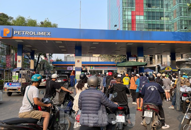 Dòng người xếp hàng chờ mua xăng tại cây xăng Petrolimex 185 nguyễn Lương Bằng - Hà Nội chiều ngày 6/11.