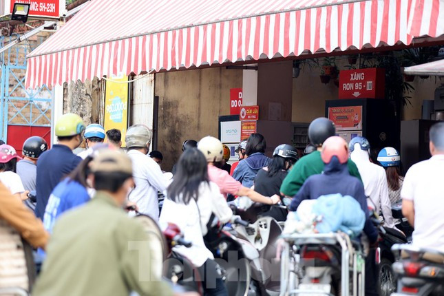 Tại xăng số 1A Láng Hạ, người dân cũng trong tình trạng xếp hàng dài chờ đợi