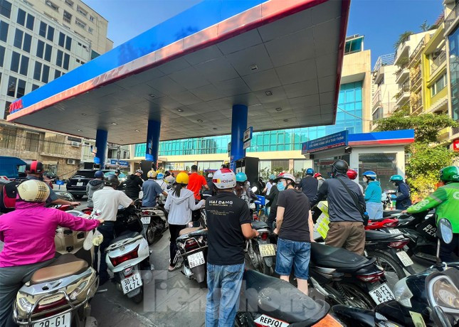 Tại cây xăng Thái Thịnh, dòng người đến xếp hàng mua xăng rất đông vào ngày nghỉ cuối tuần
