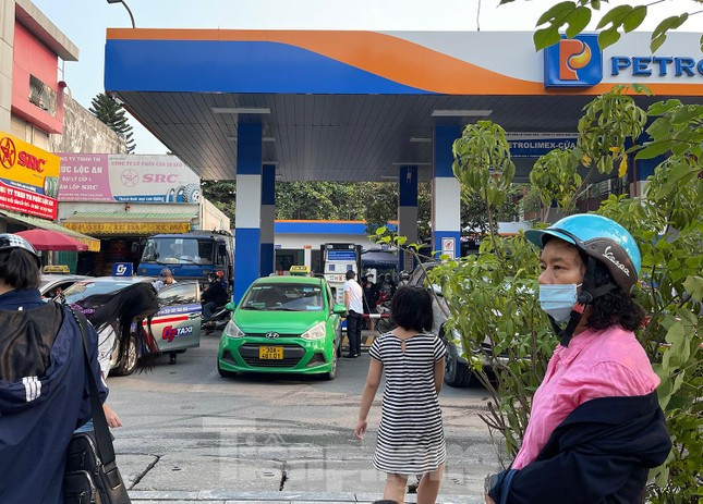 “Đi đổ xăng tại cây xăng Petrolimex gần nhà bị giới hạn lượt mua từ 30.000 - 50.000 đồng chứ không thể đổ được đầy bình, còn những cây xăng khác thì đóng cửa” một người đứng chờ 20 phút đợi người nhà vào mua xăng cho biết