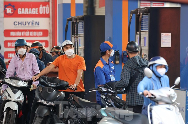 Sở Công Thương cho biết Hà Nội đang chịu sức ép lớn về nguồn cung khi phải phục vụ cả một số thị trường lân cận. Một số cây xăng nhập hàng từ thương nhân phân phối bị ảnh hưởng.